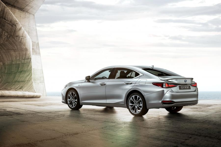  Lexus ES300h F-Sport 2018 года  (WW) (фото 18 из 46)
